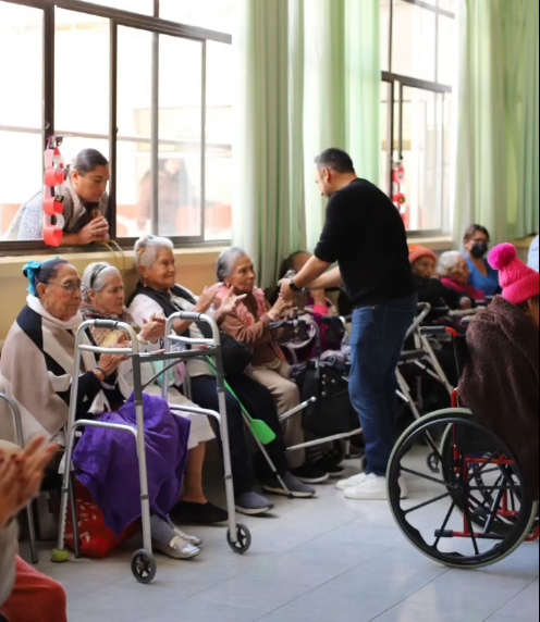 Residentes del Asilo María Asunta sonriendo