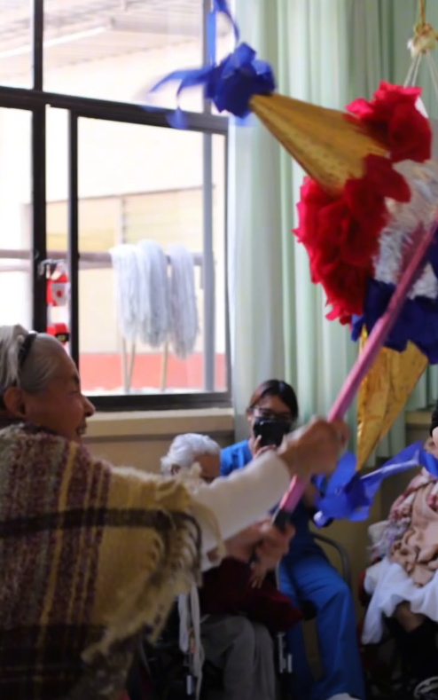 Cuidadores asistiendo a residentes en el Asilo María Asunta
